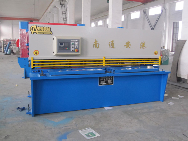 QC12K液壓數(shù)控?cái)[式剪板機(jī)